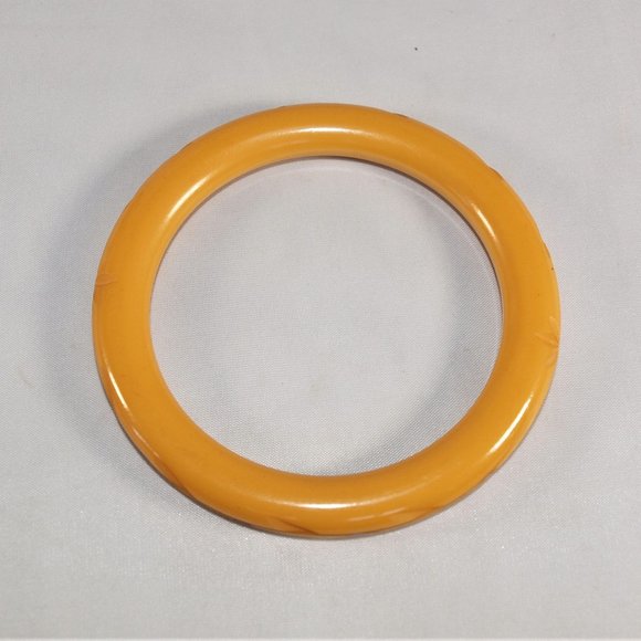 Carved Butterscotch Vintage Bakelite Bangle - Picture 2 of 4